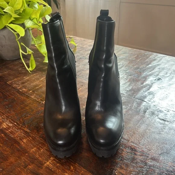 Alexander McQueen Black Leather Ankle Boots with Studded Heel - Picture 3 of 7